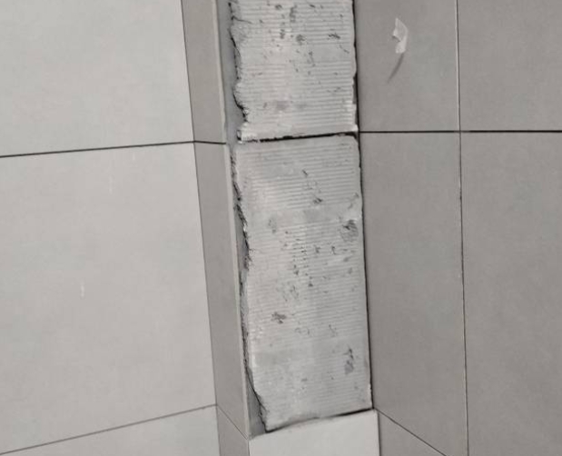 西宁市瓷砖空鼓维修公司分享下瓷砖施工前基层浇水润湿程度不足，可能导致以下问题