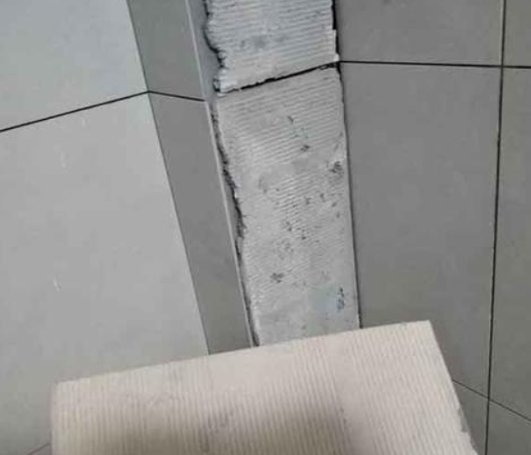 西宁市瓷砖空鼓维修公司分享下厨房瓷砖脱落的补救措施。